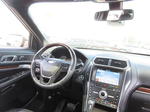 Used 2018 Ford Explorer Platinum AWD/4WD image 29