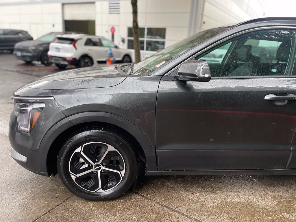Used 2025 Kia Niro EX FWD image 8
