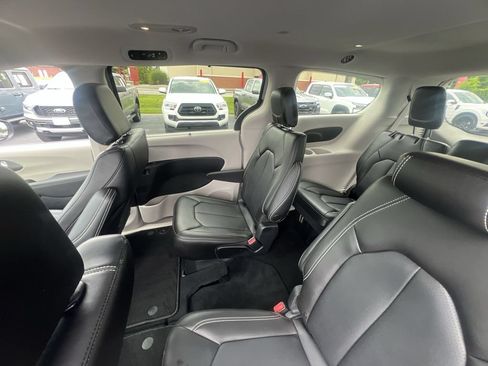 Used 2023 Chrysler Pacifica Touring-L AWD/4WD image 12
