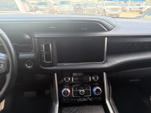 Used 2023 GMC Yukon XL Denali AWD/4WD image 10