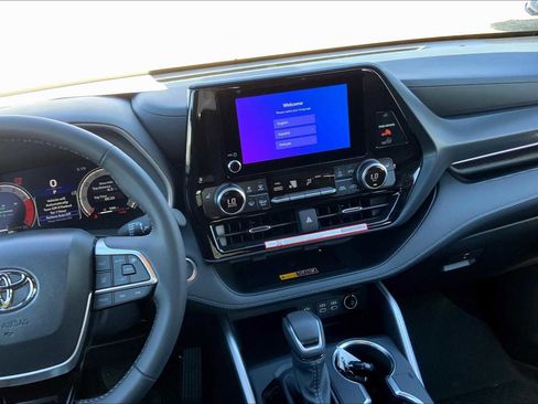 Certified 2025 Toyota Highlander XSE image 6