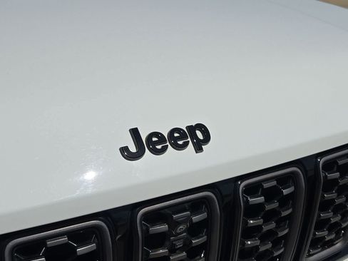 Used 2024 Jeep Grand Cherokee L Summit AWD/4WD image 10
