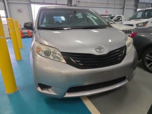 Used 2012 Toyota Sienna image 3