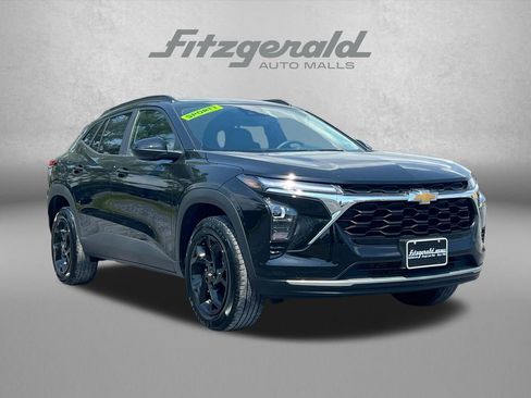 Used 2025 Chevrolet Trax LT FWD image 1