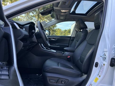 Used 2025 Toyota RAV4 XLE Premium image 19