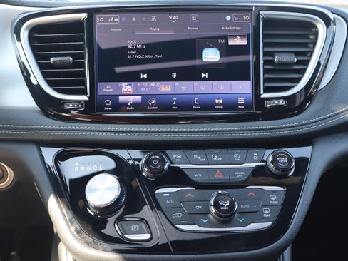 Used 2025 Chrysler Pacifica Limited FWD image 19