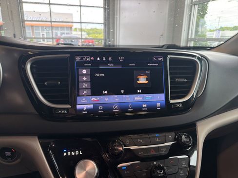 Used 2023 Chrysler Pacifica Touring-L FWD image 27