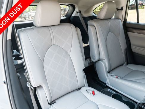 Used 2024 Toyota Highlander Platinum FWD image 29