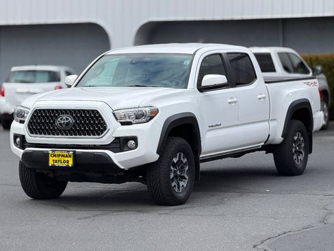 Used 2018 Toyota Tacoma TRD Off-Road w/ Technology Package image 16