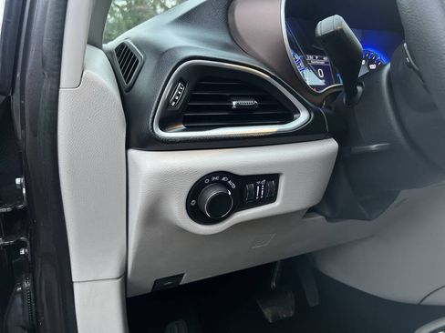 Used 2017 Chrysler Pacifica Touring FWD image 20