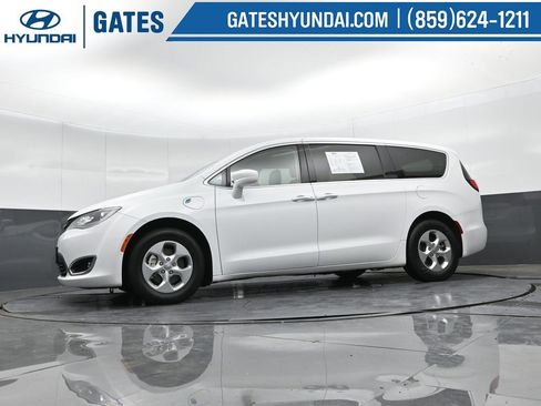 Used 2017 Chrysler Pacifica Touring Plus image 47