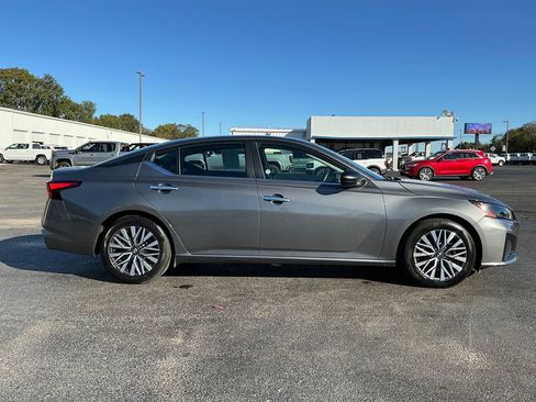Used 2024 Nissan Altima 2.5 SV image 8