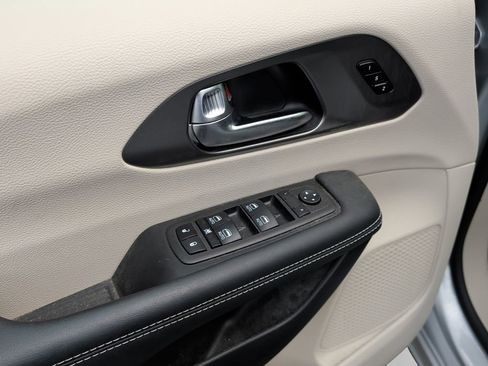 Used 2023 Chrysler Pacifica Touring-L w/ Uconnect Theater Family Group FWD image 14