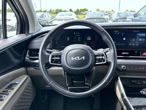 Used 2025 Kia Carnival FWD image 12