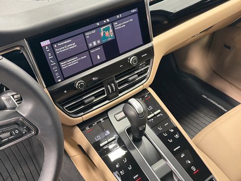 Certified 2025 Porsche Macan image 27