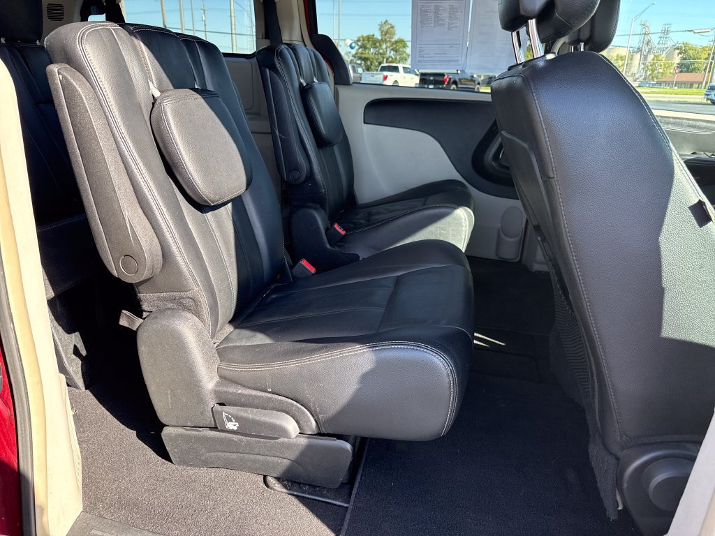 Used 2014 Chrysler Town & Country Touring FWD image 19