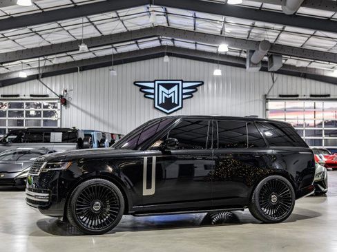 Used 2023 Land Rover Range Rover SE image 1