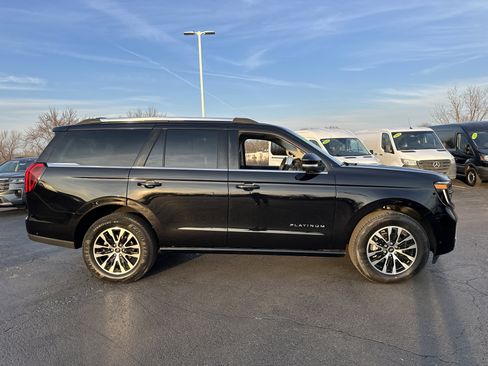 Used 2025 Ford Expedition Platinum image 3