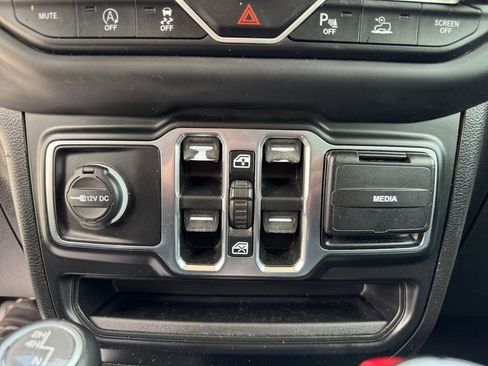 Used 2021 Jeep Wrangler Unlimited Sahara image 27