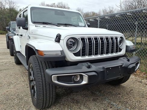Used 2025 Jeep Wrangler Unlimited Sahara image 2