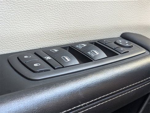 Used 2022 Chrysler Pacifica Touring-L image 29