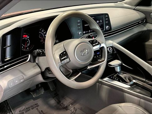 Used 2022 Hyundai Elantra SEL image 12