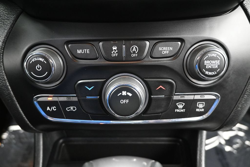 Used 2019 Jeep Cherokee Latitude Plus AWD/4WD image 21