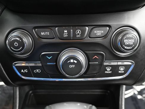 Used 2019 Jeep Cherokee Latitude Plus AWD/4WD image 21