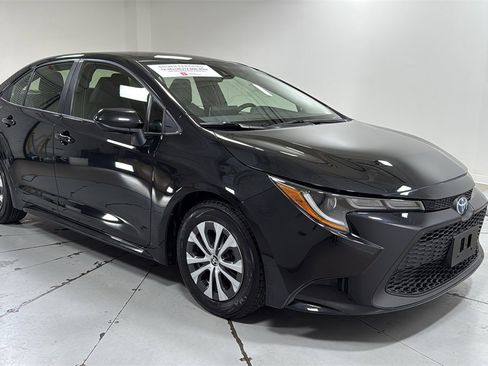Used 2022 Toyota Corolla LE image 3