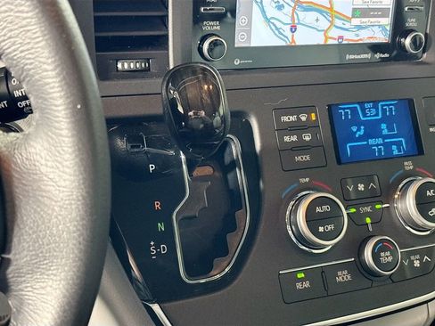 Used 2018 Toyota Sienna XLE image 18