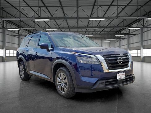 Used 2025 Nissan Pathfinder SV image 6