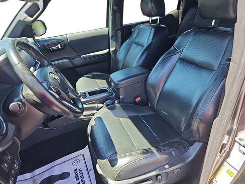 Used 2022 Toyota Tacoma TRD Sport w/ TRD Premium Sport Package AWD/4WD image 15