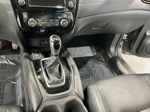 Used 2018 Nissan Rogue SL w/ Premium Package image 10