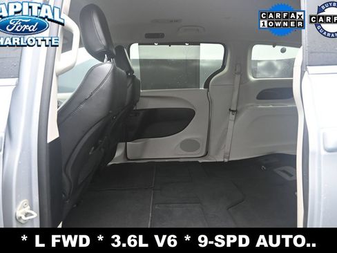 Used 2023 Chrysler Pacifica Touring-L FWD image 10