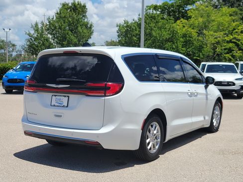 Used 2023 Chrysler Pacifica Touring-L FWD image 6