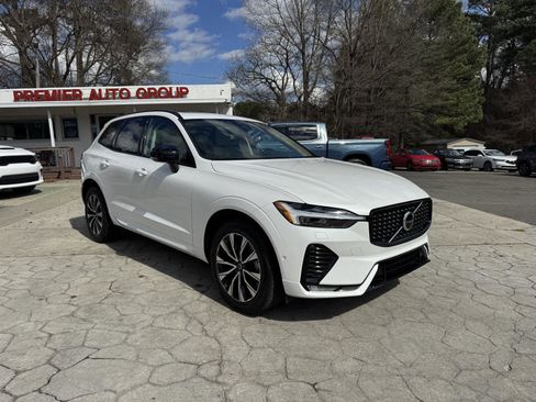 Used 2023 Volvo XC60 B5 Plus image 1