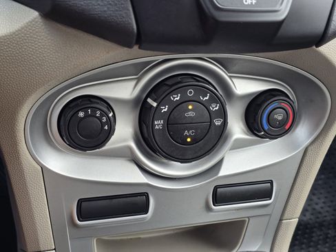 Used 2019 Ford Fiesta SE image 24