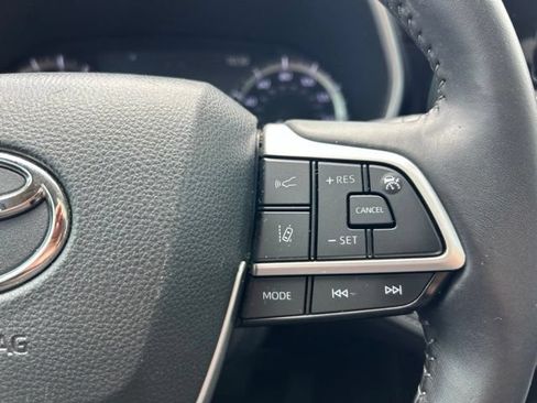Used 2024 Toyota Highlander XLE AWD/4WD image 26