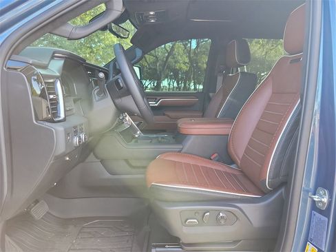 Used 2025 GMC Sierra 3500 Denali Ultimate image 36