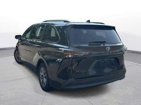Used 2024 Toyota Sienna XLE FWD image 8