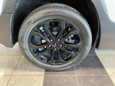 Used 2022 GMC Terrain SLE w/ Driver Convenience Package image 8