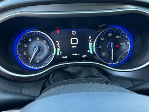 Used 2024 Chrysler Pacifica Touring-L FWD image 19