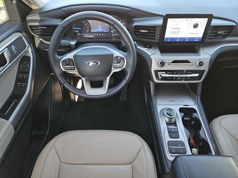 Used 2023 Ford Explorer XLT image 11