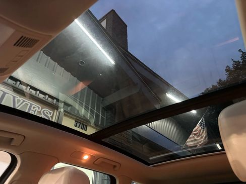 Used 2012 Volkswagen Touareg TDI image 24