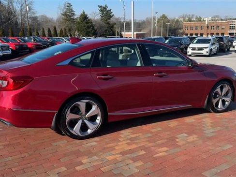 Used 2018 Honda Accord Touring image 3
