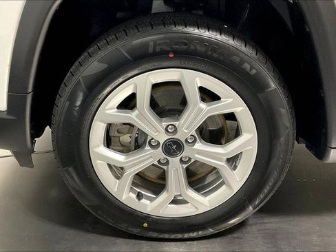Used 2025 Jeep Compass Latitude w/ Sun & Sound Group AWD/4WD image 9