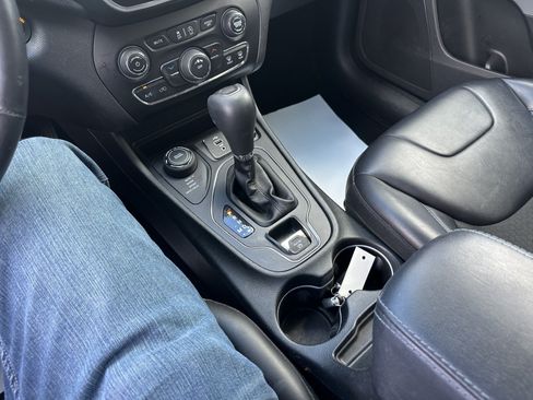 Used 2019 Jeep Cherokee Latitude Plus AWD/4WD image 13