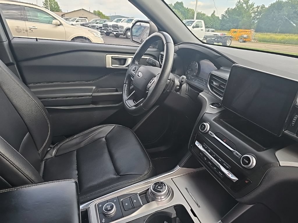 Used 2020 Ford Explorer XLT w/ Equipment Group 202A AWD/4WD image 9