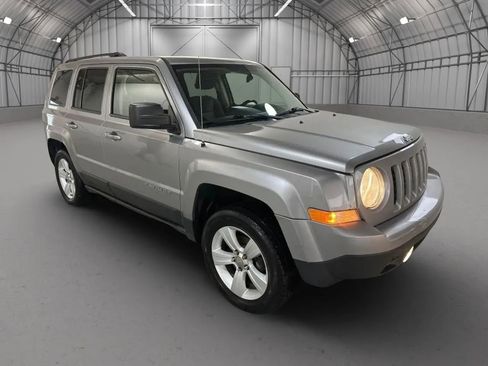 Used 2016 Jeep Patriot Latitude AWD/4WD image 4