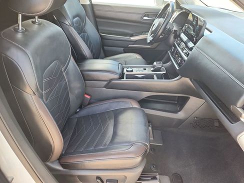 Used 2022 Nissan Pathfinder Platinum w/ Lighting Package (N93) image 18